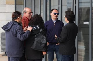 Fernando, hijo de Fernando Esteso, y Vicente Haro, representante del actor, junto a familiares en el Tanatorio Funeraria Mémora de Valencia tras el fallecimiento del actor, a 02 de febrero de 2025, en Valencia (España).