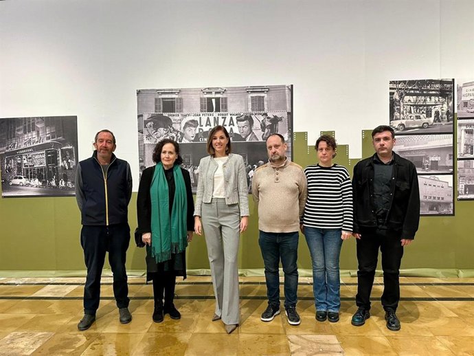 La vicepresidenta y consellera insular de Cultura y Patrimonio, Antònia Roca, junto a los responsables de la exposición 'Palma, ciudad de cines'.