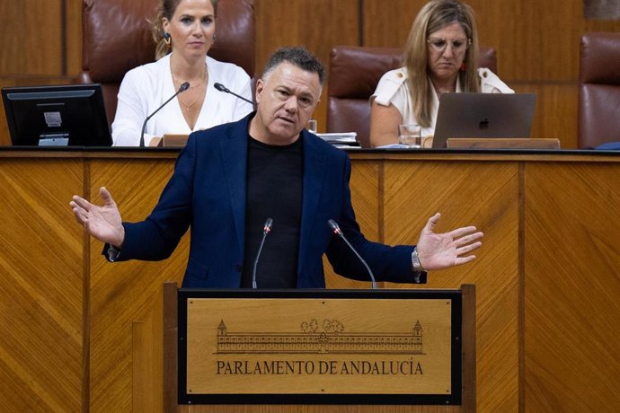 Archivo - El candidato de Podemos a la Presidencia de la Junta y diputado del Grupo Por Andalucía, Juan Antonio Delgado, en una imagen de archivo en el Pleno del Parlamento.