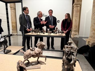 El alcalde de Salamanca, Carlos García Carbayo, en la inauguración de la nueva exposición de Venancio Blanco.