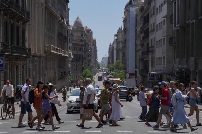 Archivo - Vianants travessant un pas de zebra