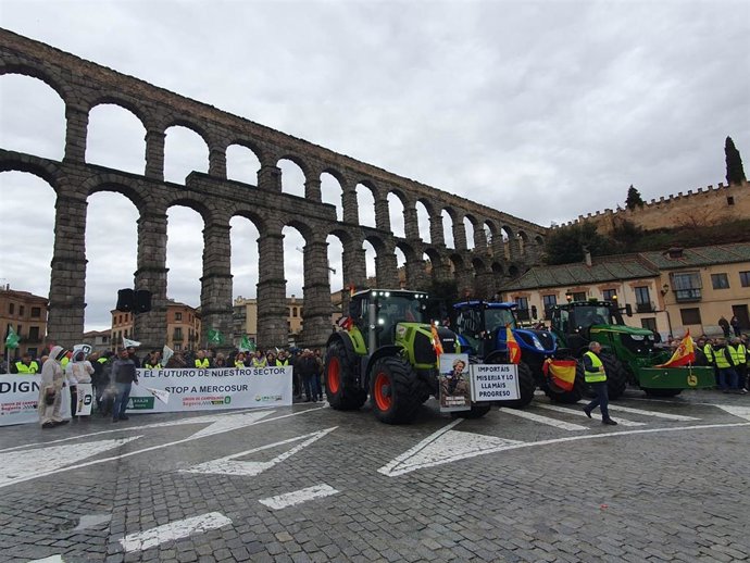 Un instante de la llegada de manifestantes al pie del Acuducto