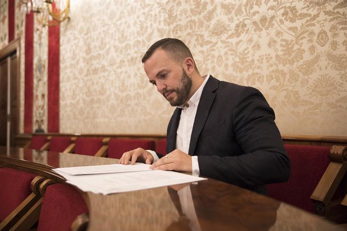 Archivo - El portavoz de Compromís en el Ayuntamiento de Alicante, Rafa Mas, en una imagen de archivo