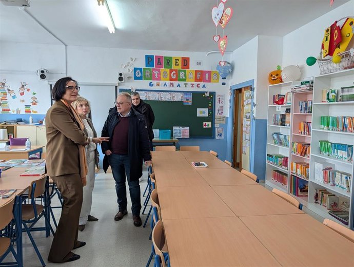 La delegada de Desarrollo Educativo y Formación Profesional de la Junta en Granada, María José Martín, en un centro de Baza (Granada)