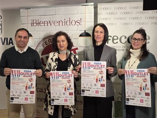 El presidente de CAS, Alberto García; la comerciante Esther Delgado; la concejal de Comercio, Berta Migueláñez, y la comerciante Rosetta García.