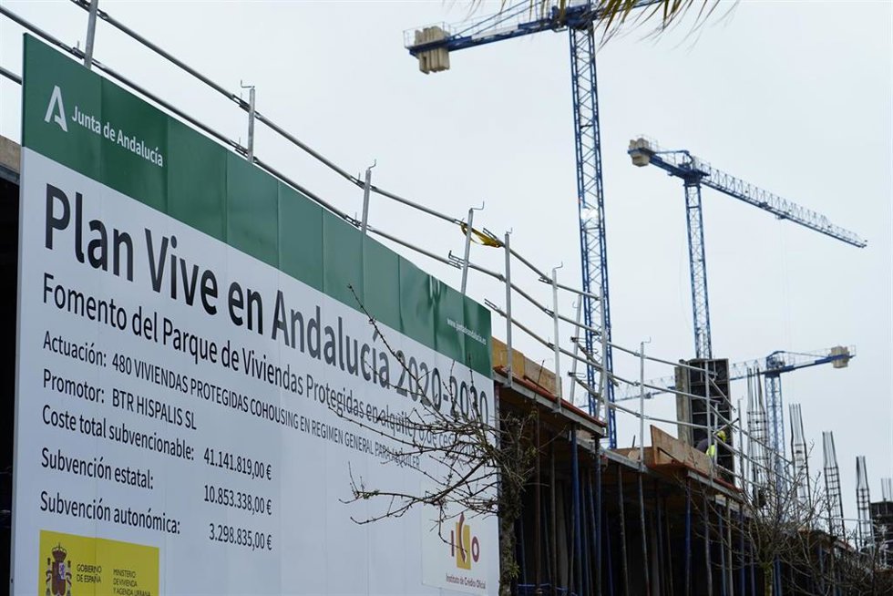 Obras de 480 viviendas protegidas en el barrio de Entrenúcleos, en Dos Hermanas, entre las que se reserva un cupo para alquiler asequible. 