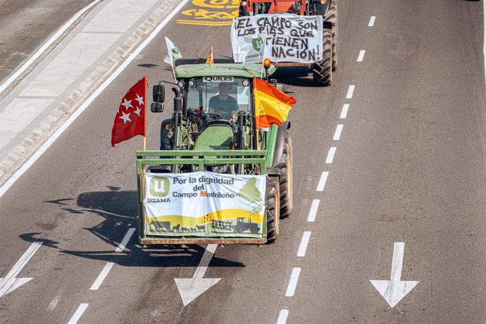 Archivo - Tractores durante una nueva jornada de protestas de agricultores y ganaderos, 