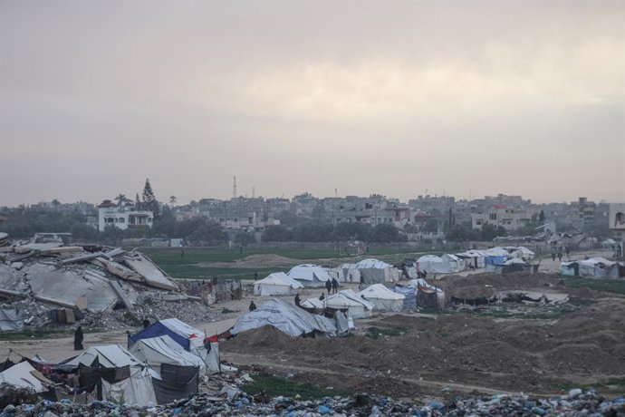 Acampamentos erguidos em Nuseirat para acolher os palestinos deslocados pela ofensiva militar de Israel contra a Faixa de Gaza após os ataques de 7 de outubro de 2023 (arquivo)