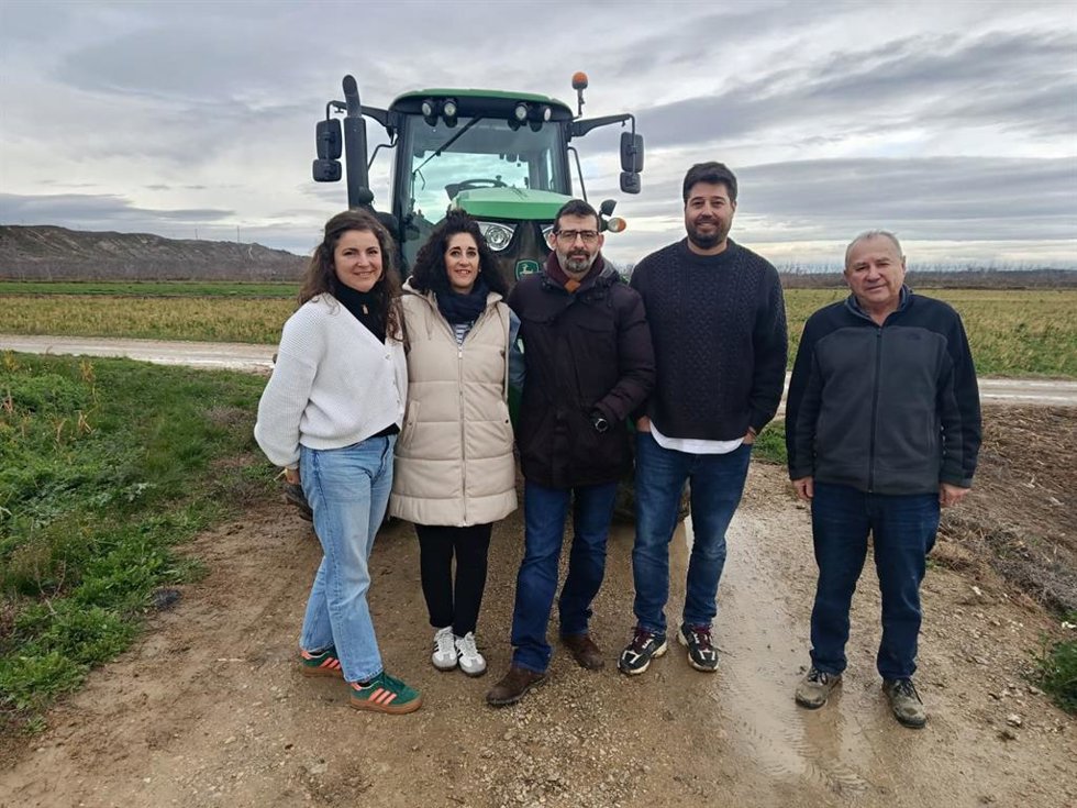 Los candidatos de IU por la provincia de Zaragoza, Álvaro Sanz y Toño Romé, en el centro, en un campo de Zuera.