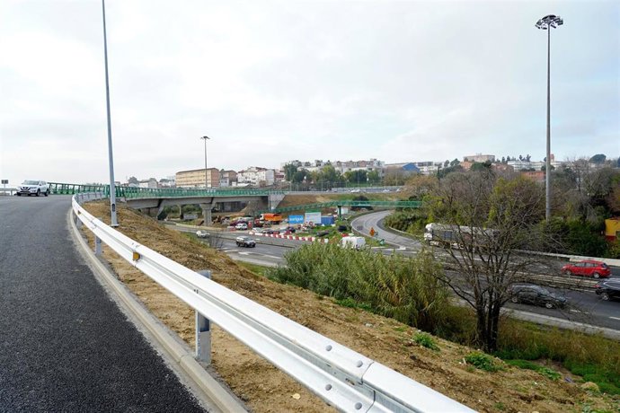 Imagen de las obras del carril BUS-VAO de Mairena del Aljarafe en Sevilla. A 14 de enero de 2026, en Mairena del Aljarafe, Sevilla (Andalucía, España). El carril BUS-VAO de Mairena del Aljarafe-Sevilla se marca como objetivo descongestionar la entrada a l