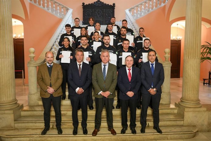 Foto de familia tras la toma de posesión de 18 policías locales, en un acto celebrado en el Consistorio.