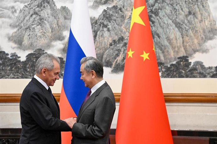 Reunión en Pekín entre el ministro de Exteriores chino, Wang Yi, y el secretario del Consejo de Seguridad de Rusia, Sergei Shoigu.