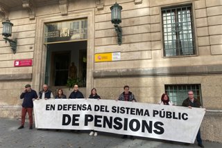 Archivo - El representante de la Coordinadora balear en defensa de las pensiones públicas, Pep Juárez, junto a otros miembros de la plataforma, frente a la delegación del Gobierno en Baleares.