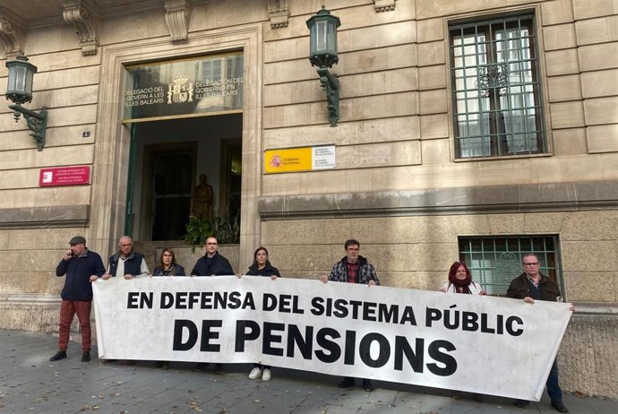 Archivo - El representante de la Coordinadora balear en defensa de las pensiones públicas, Pep Juárez, junto a otros miembros de la plataforma, frente a la delegación del Gobierno en Baleares.
