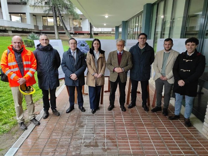 El presidente de la Diputación de Córdoba, Salvador Fuentes (cuarto por la izda.), en los Colegios Provinciales antes del comienzo de las obras.