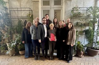 Foto de familia de la acción promocional de Sevilla en Copenhague, con la delegada de Turismo y Cultura en el centro, para consolidar el crecimiento del mercado danés.
