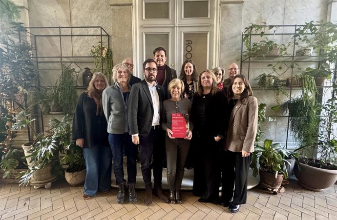 Foto de familia de la acción promocional de Sevilla en Copenhague, con la delegada de Turismo y Cultura en el centro, para consolidar el crecimiento del mercado danés.