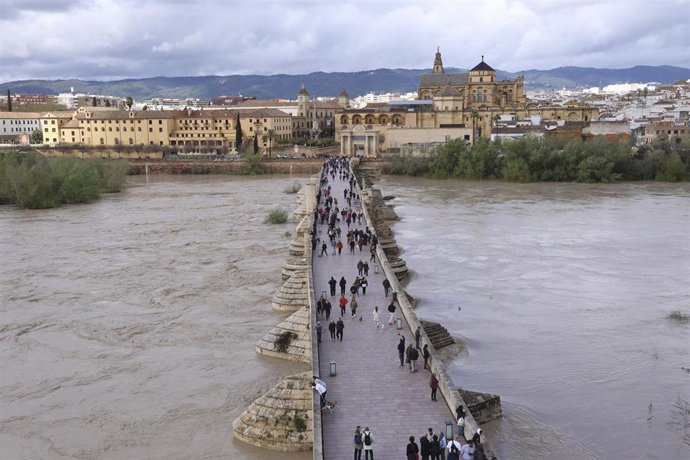 Archivo - Imágenes de la crecida del Río Guadalquivir a su paso por el puente Romano, a 18 de marzo de 2025 en Córdoba (Andalucía, España).