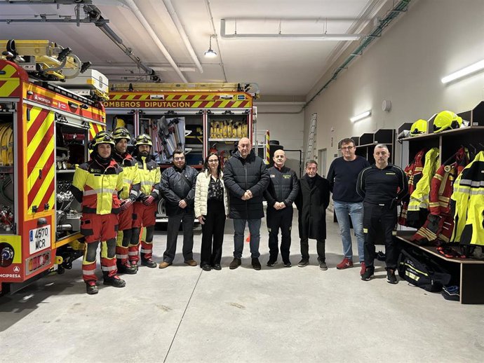 La alcaldesa de Boceguillas, Cristina Cristóbal, junto al presidente de la Diputación, Miguel Ángel de Vicente (centro), y el director técnico del SPEIS, Carlos Castro (a su lado), junto a personal del parque de Boceguillas.