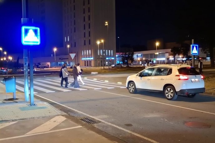 Uno de los diez pasos de peatones inteligentes instalados por el Consistorio mairenero para reforzar la seguridad vial.