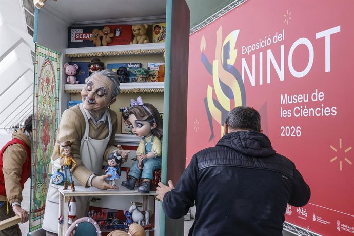 Artistas llegan con su ninot para las Fallas 2026, en el Museo de las Ciencias de Valencia, a 2 de febrero de 2026, en Valencia, Comunidad Valenciana (España)