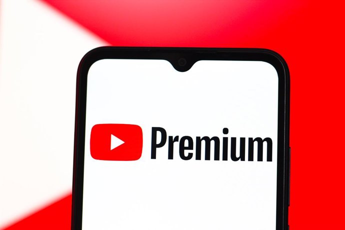Archivo - Arquivo - 26 de fevereiro de 2025, Canadá: Nesta ilustração fotográfica, o logotipo do YouTube Premium é exibido na tela de um smartphone.