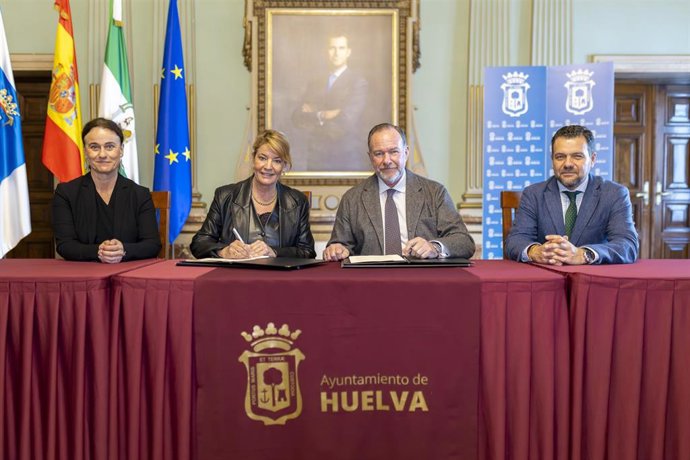 La alcaldesa de Huelva, Pilar Miranda, y el presidente de la Federación Onubense de Empresarios, José Luis García-Palacios, firman un convenio para la organización del III Congreso de Hidrógeno Verde.
