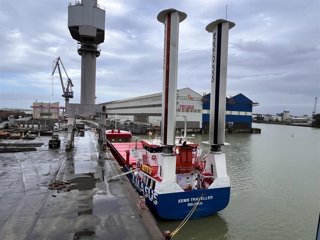 Buque con propulsión eólica atracado en el Puerto de Sevilla.