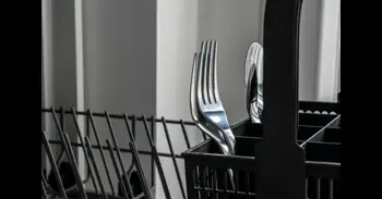 Boca arriba o boca abajo: cuál es la mejor manera de colocar los cubiertos en el lavavajillas, según los expertos