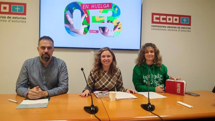 El secretario general de CCOO de Asturias, José Manuel Zapico, con las representantes de educadoras de 0 a 3, Tania Alonso y Carmen Riesgo.