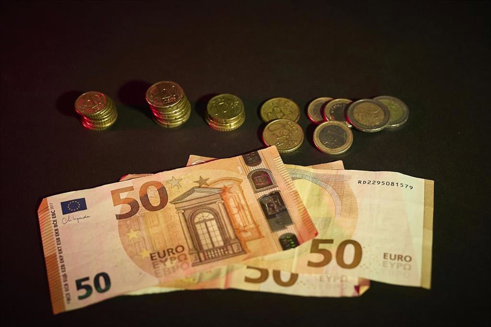 Archivo - Billetes y monedas, a 3 de septiembre de 2025, en Madrid (España). El uso del dinero en efectivo sigue disminuyendo con tan solo dos de cada diez personas eligiéndolo como método de pago habitual.