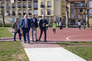 Archivo - El consejero de Fomento, Roberto Media, en una visita a la obra del CEIP Ramón Laza