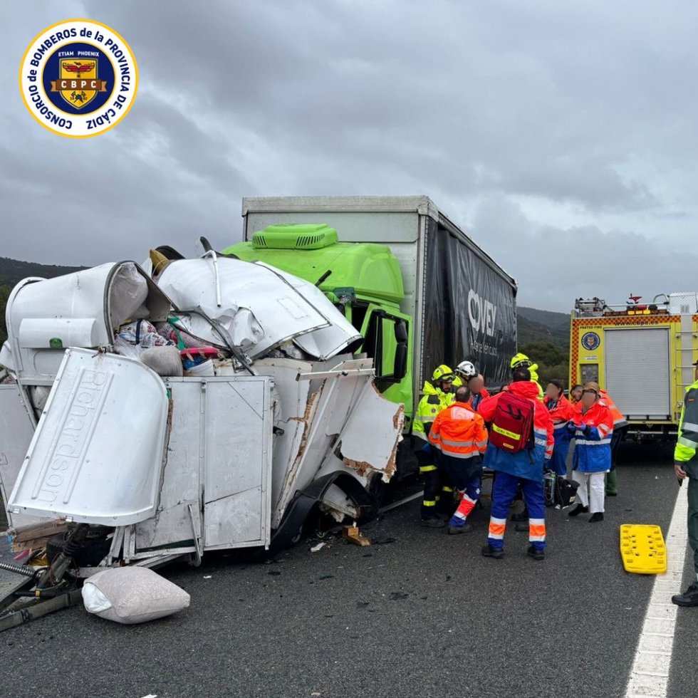 Vehículos implicados en un accidente  en la  A-381 en Alcalá de los Gazules