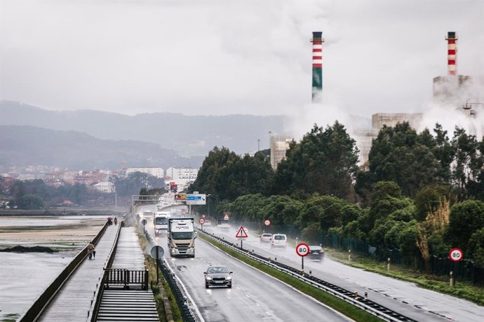 Reabre la autovía PO-11, que une Marín con Pontevedra, tras inundar el mar sus cuatro carriles