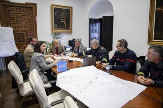 El presidente de la Diputación de Córdoba, Salvador Fuentes (centro), en la reunión del comité de Emergencias de la institución provincial ante el temporal.