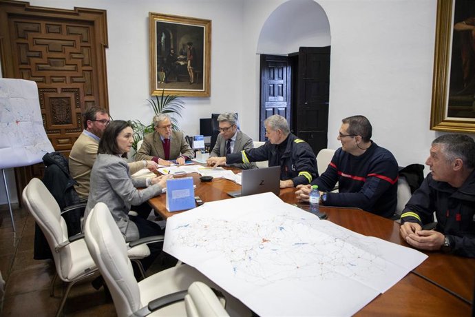 El presidente de la Diputación de Córdoba, Salvador Fuentes (centro), en la reunión del comité de Emergencias de la institución provincial ante el temporal.