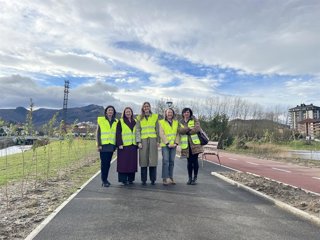 La ministra Sara Aagesen visita en Irun las obras de renaturalización de la regata de Artía