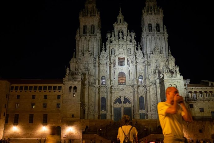 Archivo - La Catedral de Santiago de Compostela con un foco de luz alumbrando su fachada, a 9 de agosto de 2022, en Santiago de Compostela.