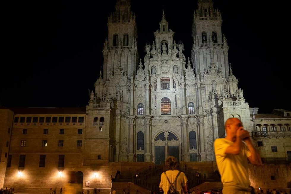 Archivo - La Catedral de Santiago de Compostela con un foco de luz alumbrando su fachada, a 9 de agosto de 2022, en Santiago de Compostela.