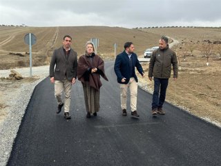 La delegada de Agricultura de la Junta en Granada, Carmen Lidia Reyes, junto al alcalde de Alhendín, Jorge Sánchez, a la izquierda en la imagen, durante su visita al camino de Jayena