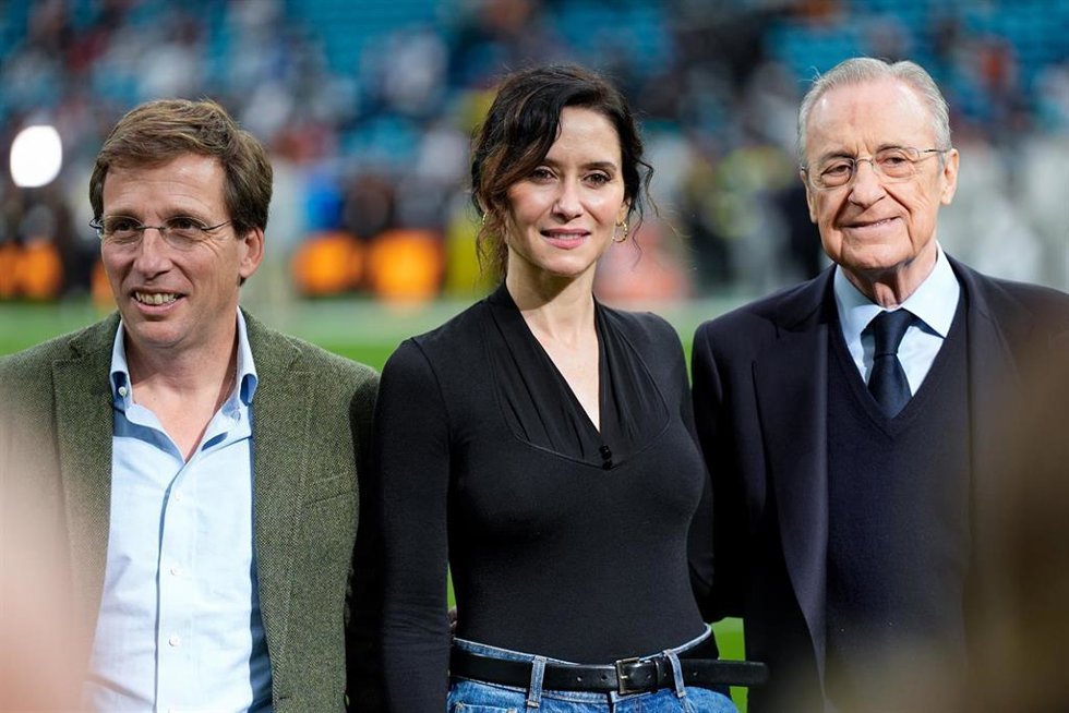 Archivo - José Luis Martínez-Almeida, alcalde de Madrid; la presidenta de la CAM, Isabel Díaz Ayuso; y Florentino Pérez, presidente del Real Madrid, en el partido de la NFL 2025 entre los Miami Dolphins y los Washington Commanders en el Santiago Bernabé