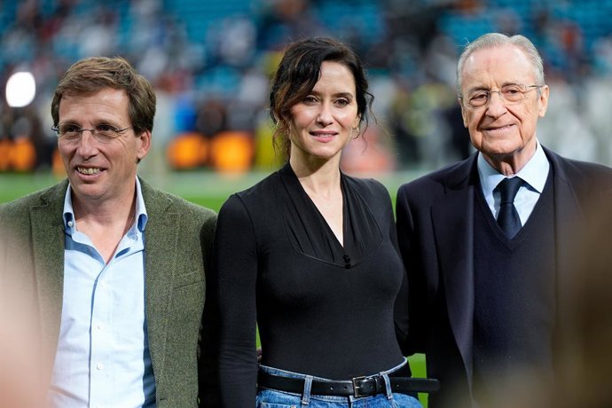 Archivo - Jose Luis Martinez-Almeida, Mayor of Madrid, Florentino Perez, President of Real Madrid and Isabel Diaz Ayuso, President of the Community of Madrid pose for the photo during the National Football League (NFL) 2025 Madrid Game, match played betwe