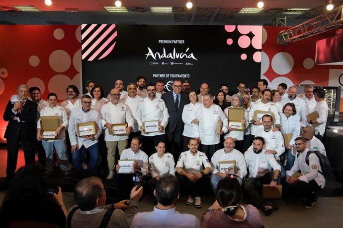 El consejero de Turismo y Andalucía Exterior de la Junta de Andalucía, Arturo Bernal,en la entrega de los Premios Gastroarte