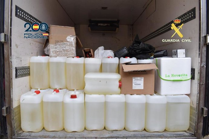 Garrafas con comustible intervenidas en una furgoneta en la Bahía de Cádiz.