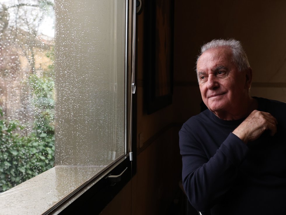 El cantante Víctor Manuel posa para Europa Press, a 2 de febrero de 2026, en Madrid (España).