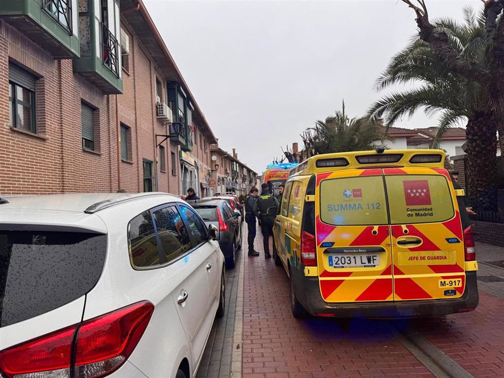 Ambulancias del SUMMA112 tras una agresión a una mujer de 30 años en su casa en Sevilla la Nueva