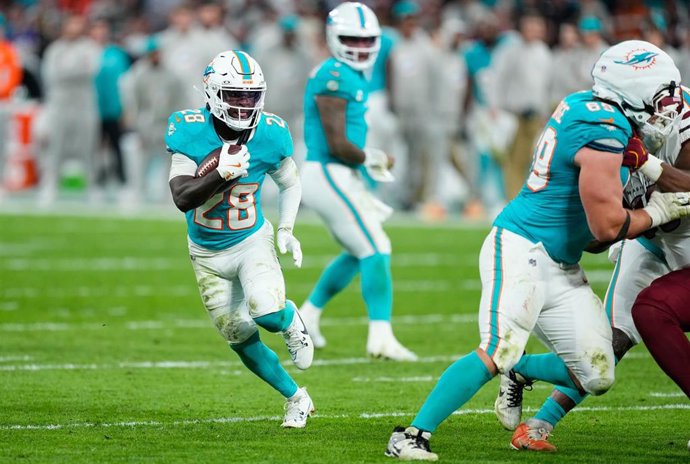 Archivo - De'Von Achane of the Miami Dolphins runs with the ball during the National Football League (NFL) 2025 Madrid Game, match played between Miami Dolphins and Washington Commanders at Bernabeu stadium on November 16, 2025, in Madrid, Spain.