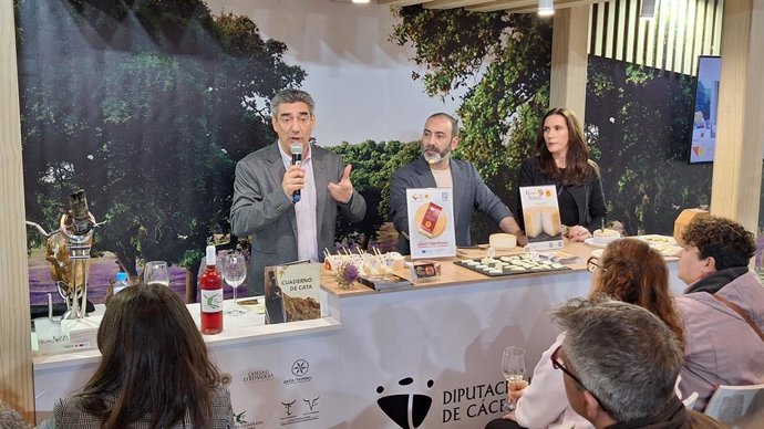 El director de la DOP Torta del Casar, Javier Muñoz, durante la cata celebrada en el Salón H&T Málaga
