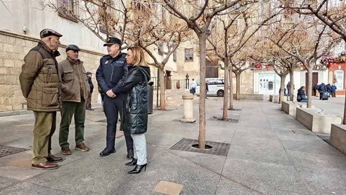 Angulo y Ojeda (d) visitan la plaza de Santa María junto a responsables de la asociación Arco del Consuelo.