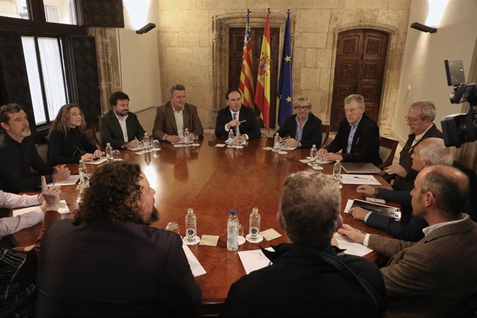 El 'president' de la Generalitat, Juanfran Pérez Llorca, se reúne con asociaciones afectadas por los deslindes de costas en la Comunitat Valenciana